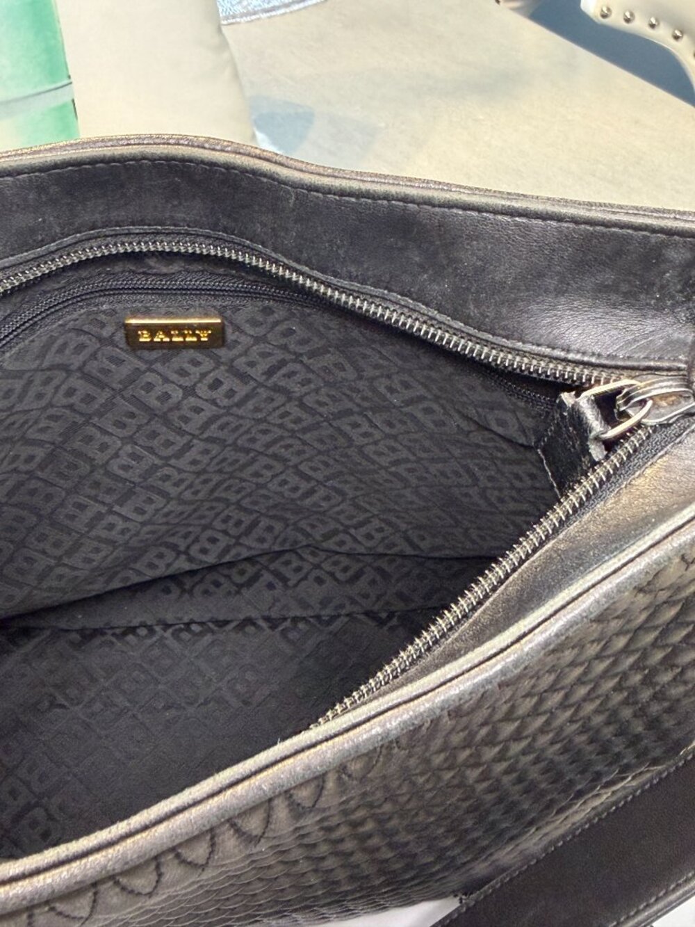 Bally Black Woven Leather Shoulder Bag Gold Hardware Authenticated - Picture 4 of 13